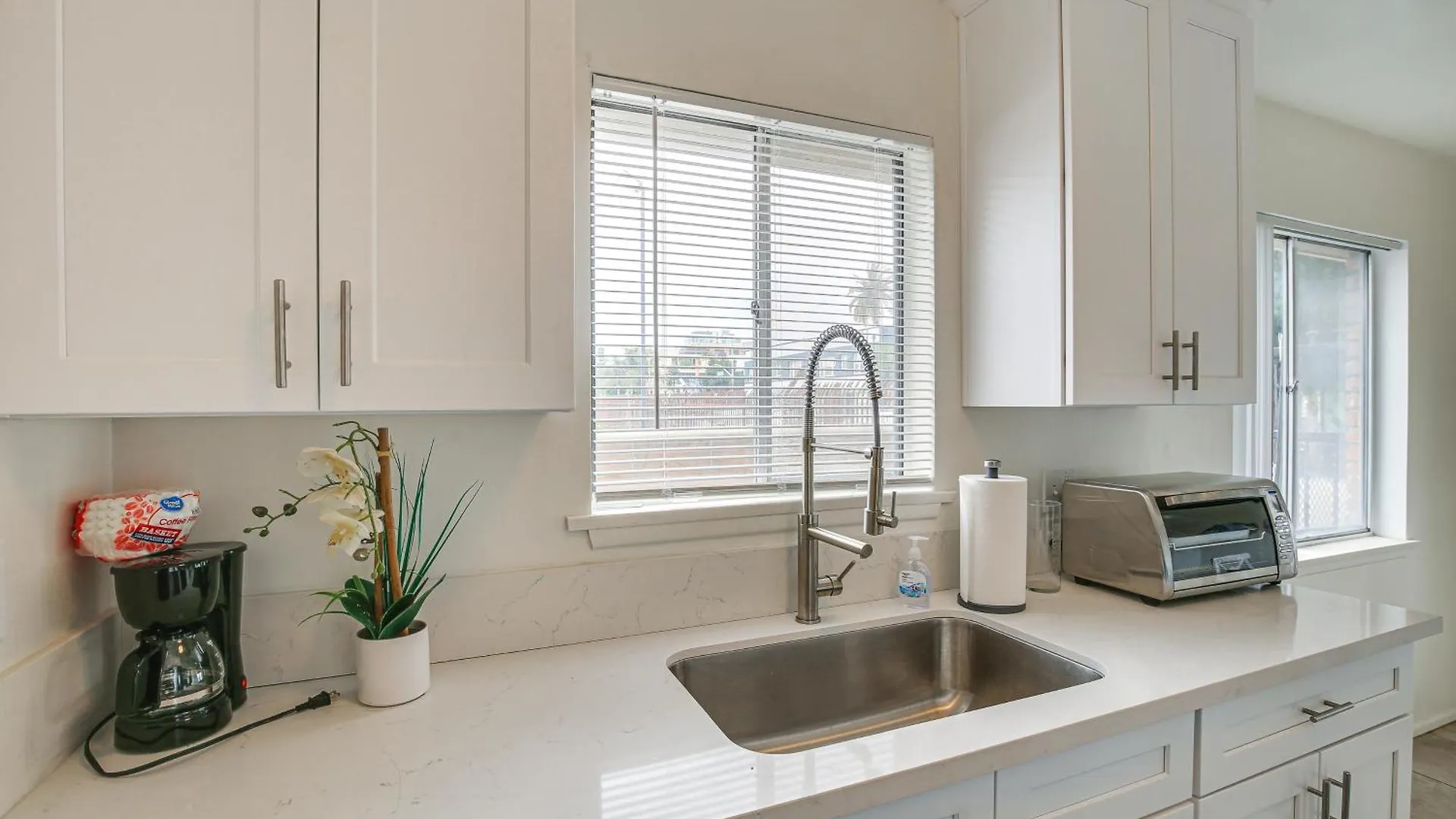 Apartment Central And Executive-Style Oasis In Long Beach!