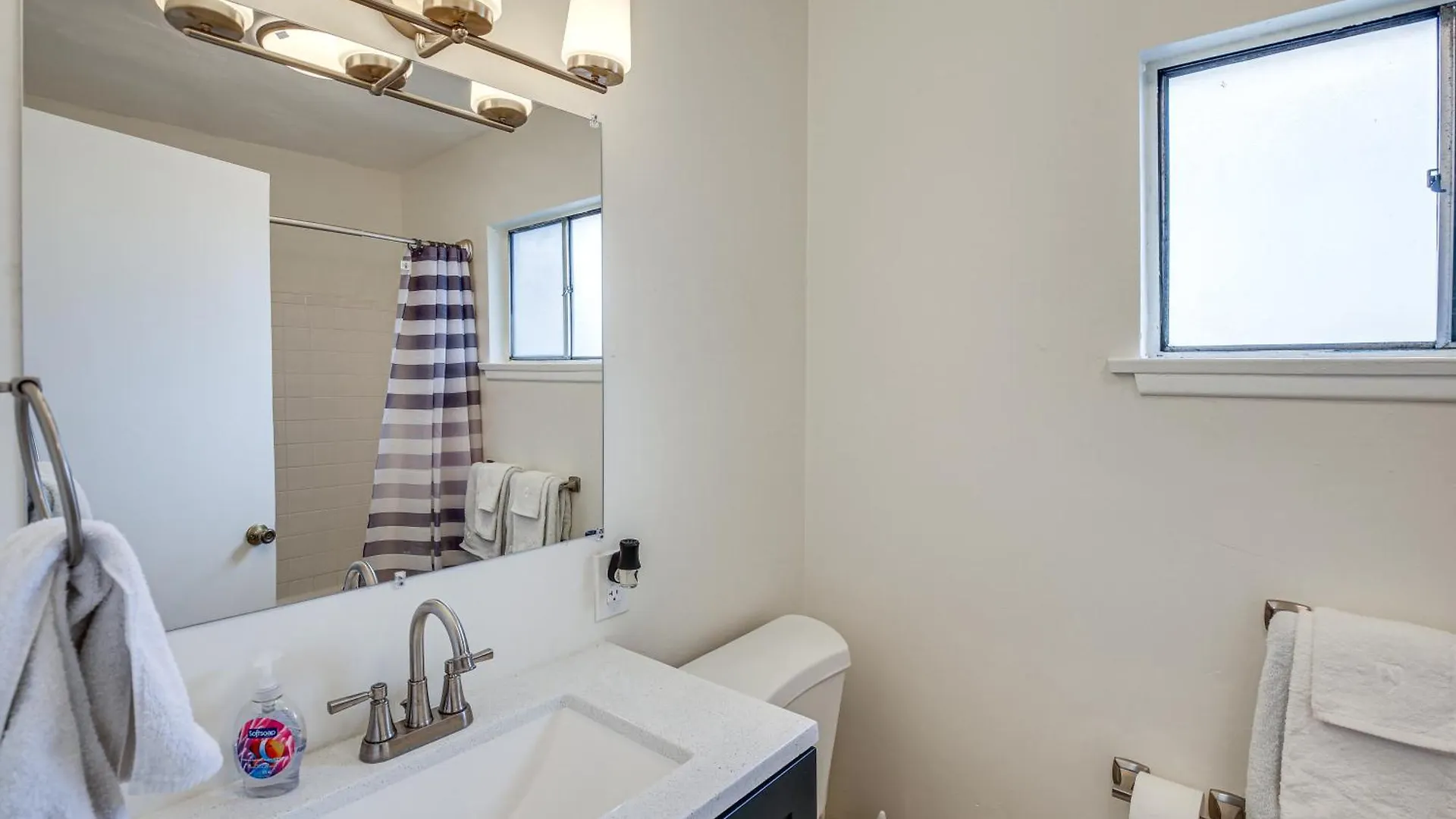 Central And Executive-Style Oasis In Long Beach!